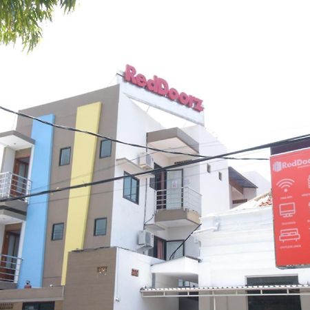 Reddoorz @ Genteng Surabaya Dış mekan fotoğraf